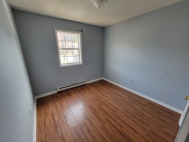 Building Photo - 3 Bedroom 1 Bathroom House