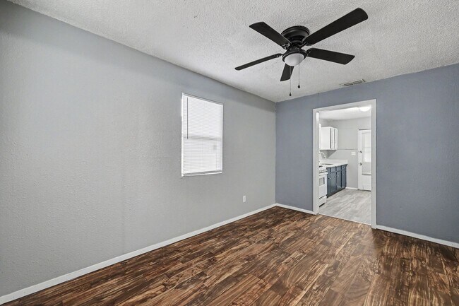 Building Photo - SPACIOUS! LOCATION!