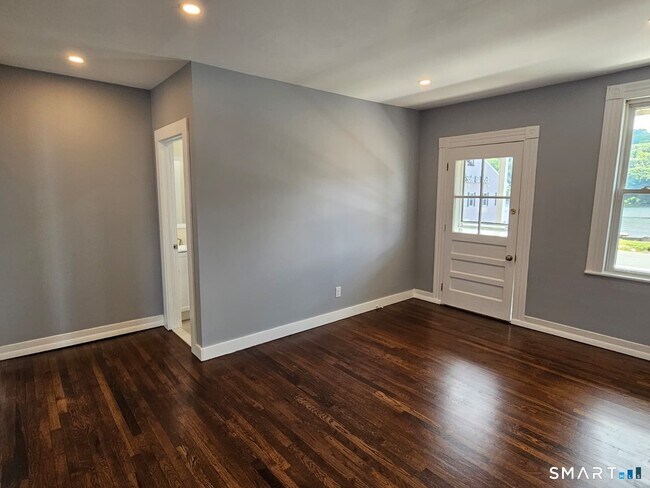 Building Photo - 301 Roosevelt Dr