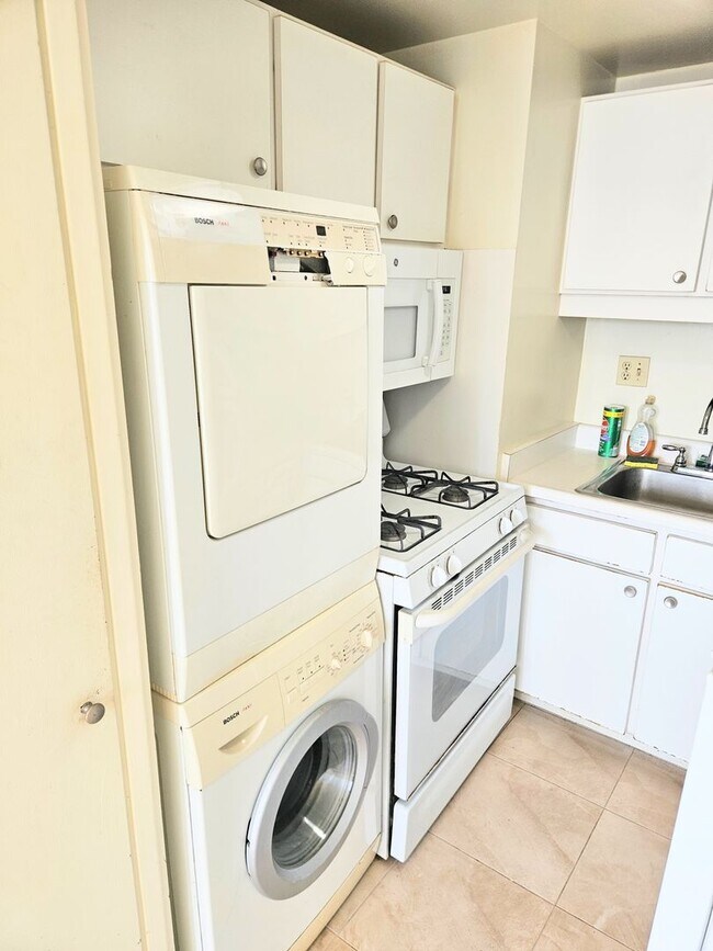 Building Photo - Punahou Pulelehua 2 Bedroom 1 Bathroom 1 Parking 15th Floor Condominium