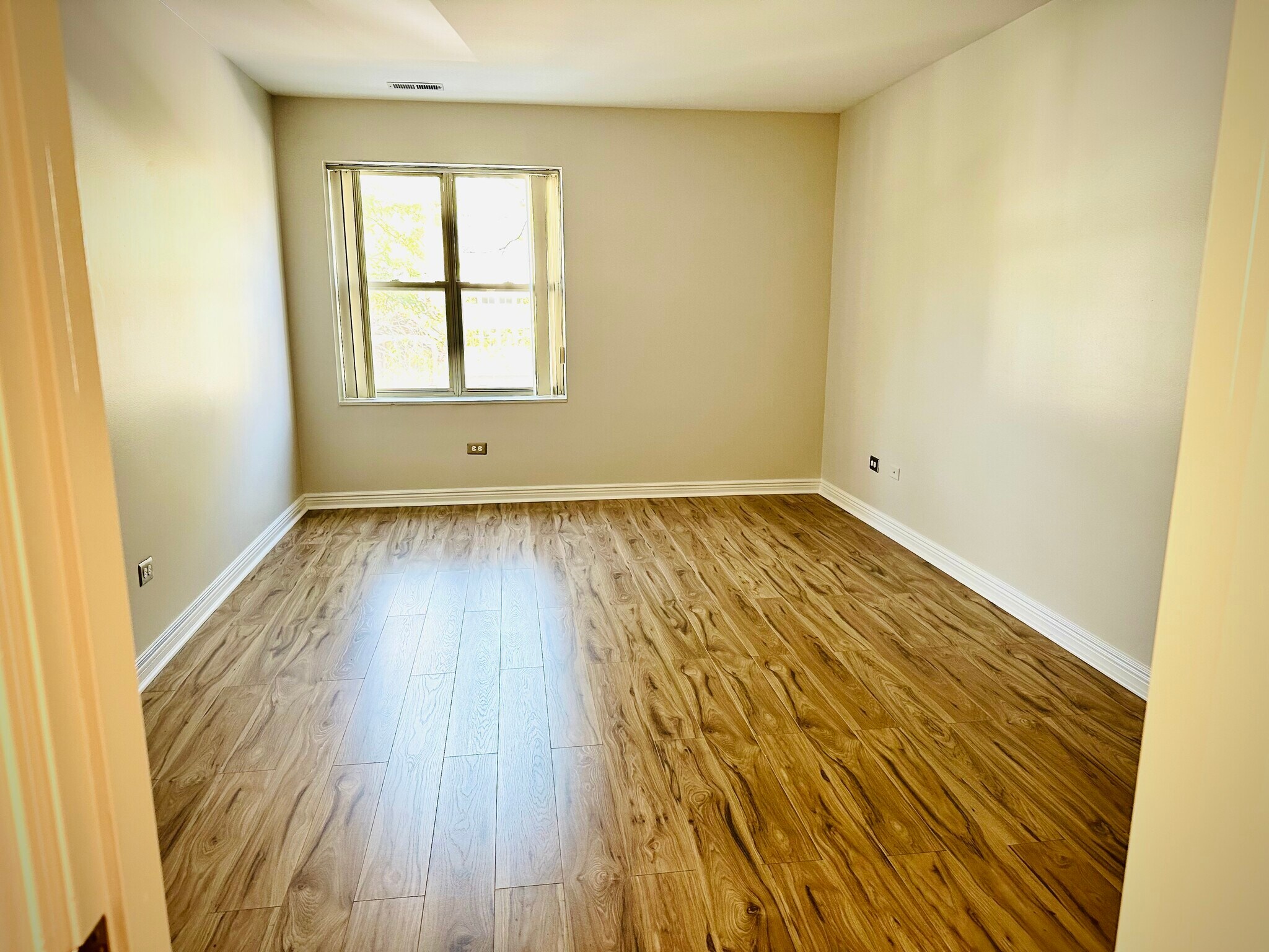 Building Photo - 57 E Hattendorf Ave