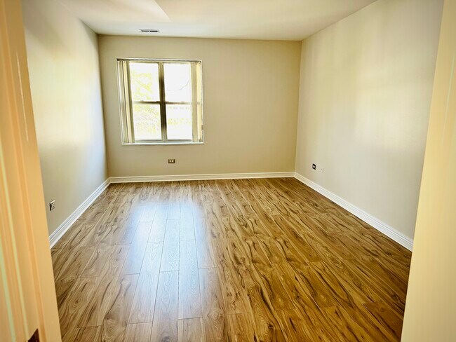 Building Photo - 57 E Hattendorf Ave