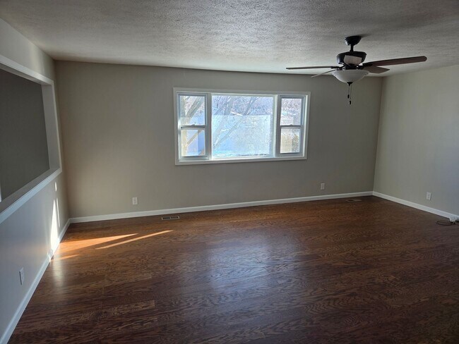 Building Photo - 4 bed 2.5 bath with a 2 car garage and fenced backyard