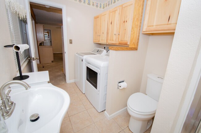 Building Photo - 215 Hillcrest Pl