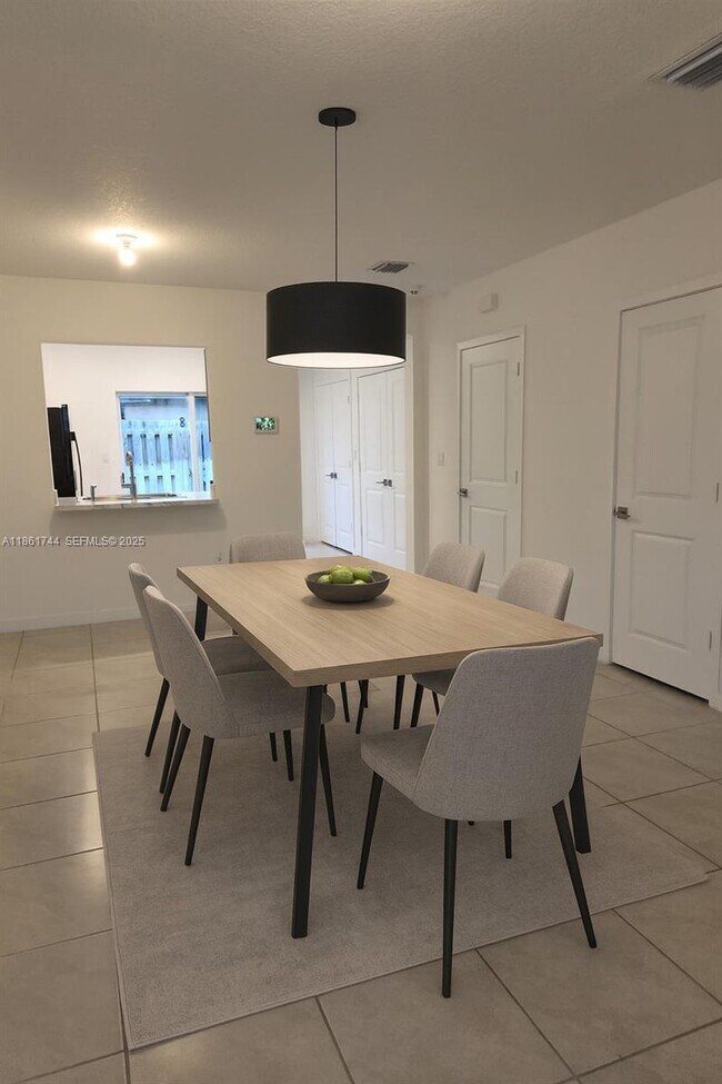 Building Photo - 540 NE 5th Terrace