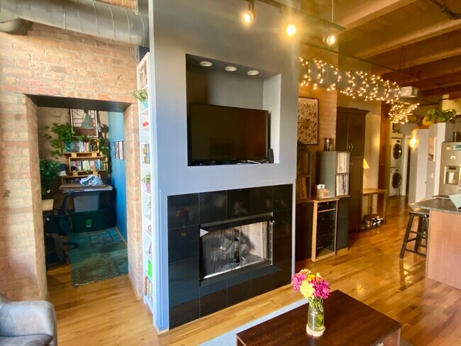 Building Photo - 1250 W Van Buren St