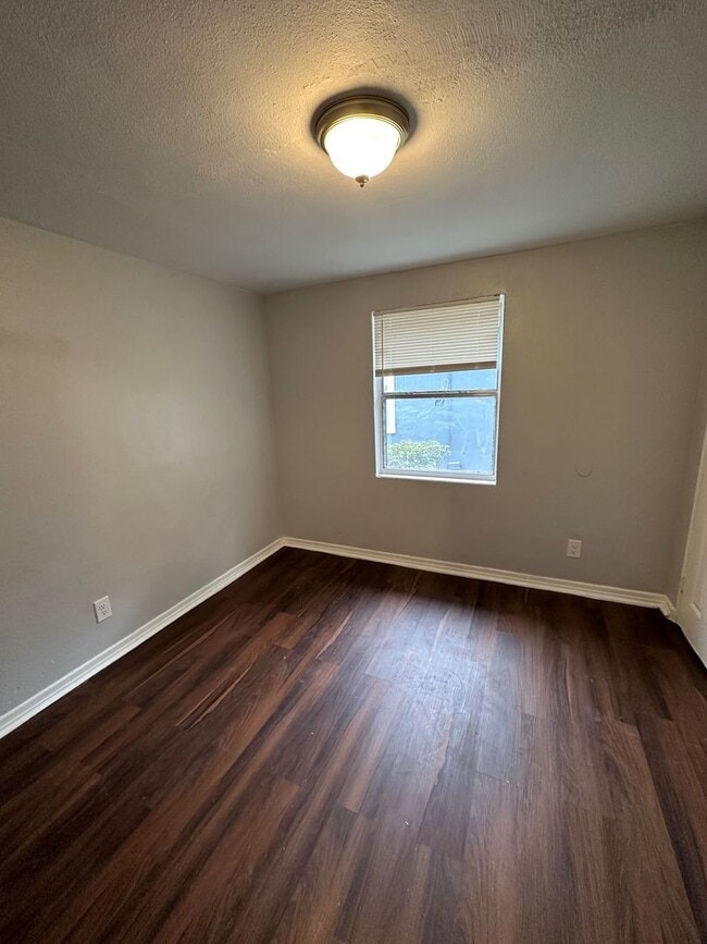 Building Photo - **Move in ready - 3/2 Renovated single family home