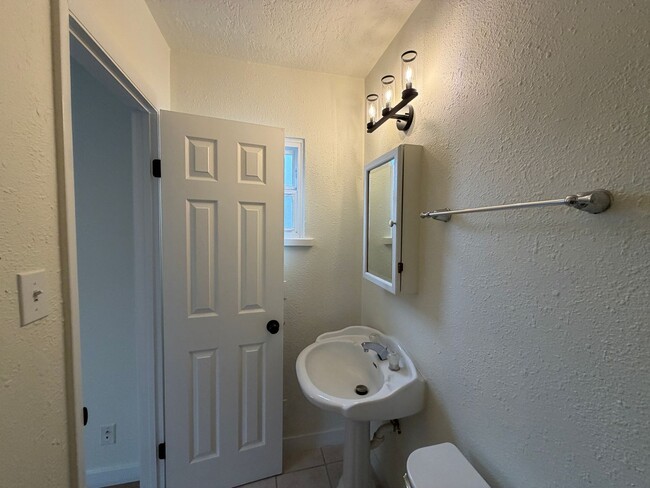 Building Photo - 3 Bedroom Single Story Home Available Near Constitution Ave NE & San Pedro Dr NE!