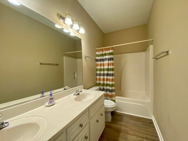 Building Photo - 4858 Somerset Dr