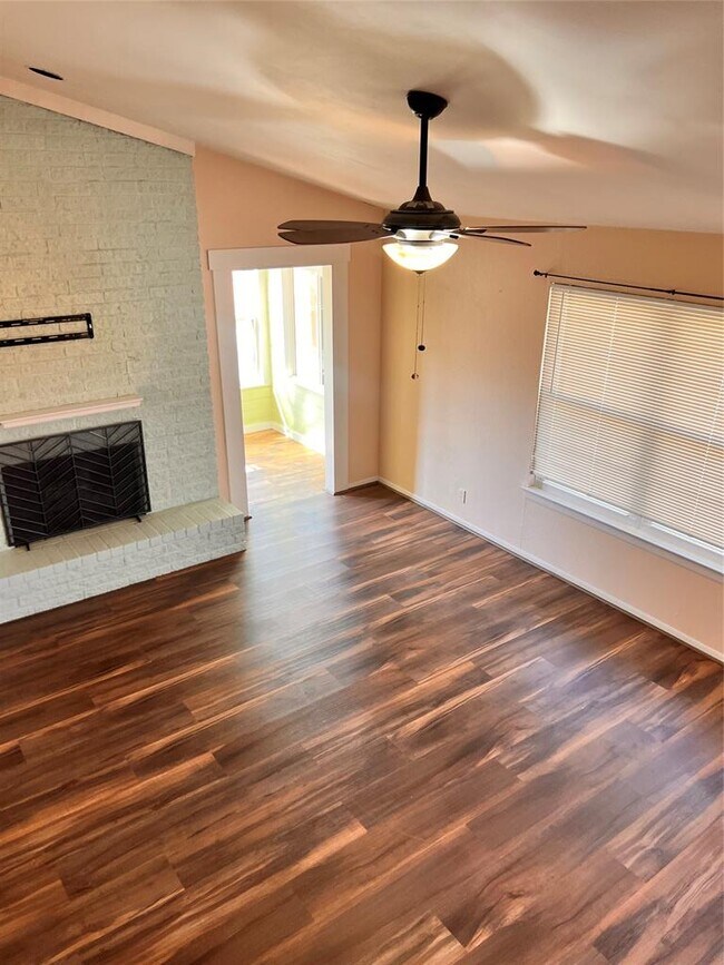 Building Photo - 201 E Noton St