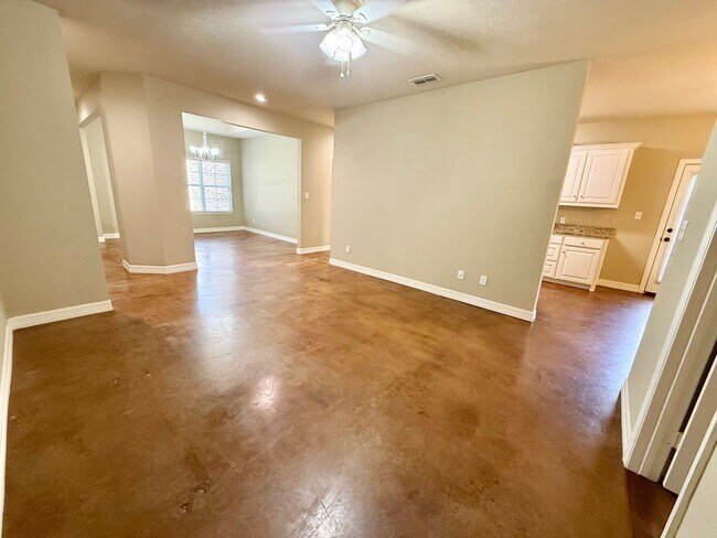 Building Photo - Elegant 4-bed/2-bath plus Garage!