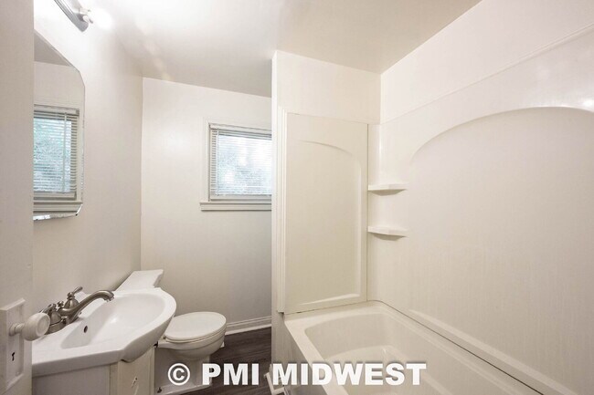 Building Photo - "Charming 3-Bedroom Home with Spacious Layout in Indianapolis!"