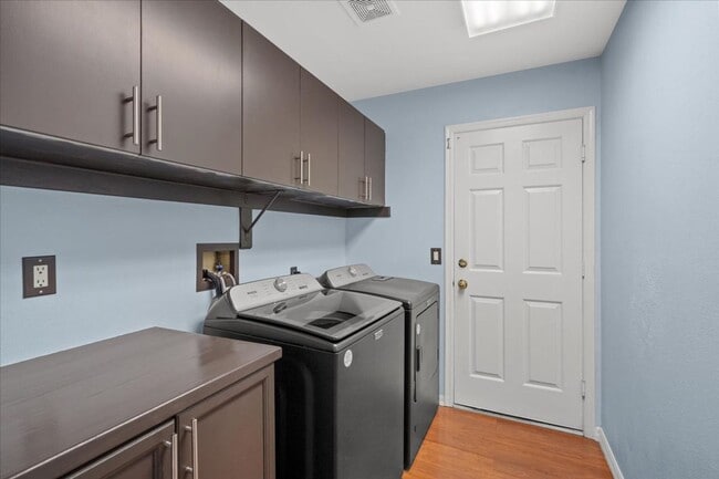 Building Photo - Beautiful Bright 3 Bedroom Single Story Home with Expansive Kitchen and Gorgeous Backyard