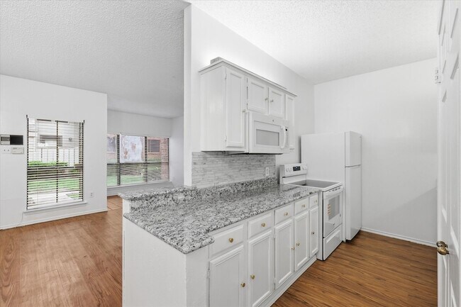 Building Photo - 9600 Royal Ln