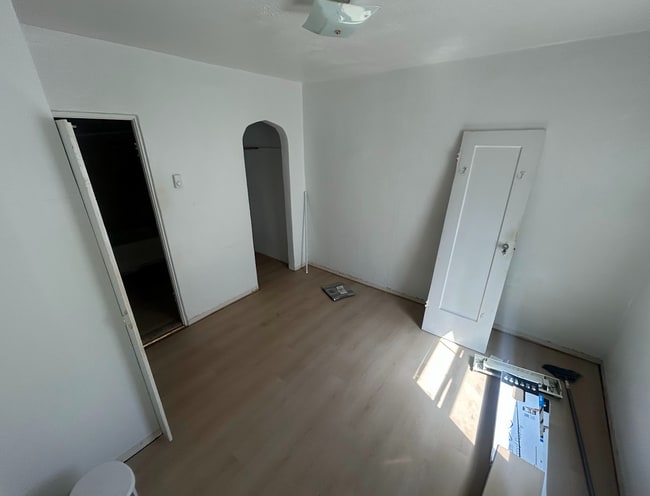 Building Photo - 418 W 13th St