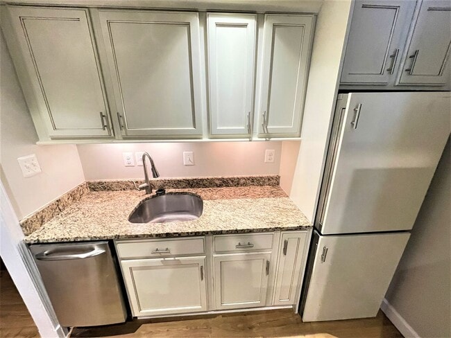 Building Photo - Private 1 Bedroom/1 Bath