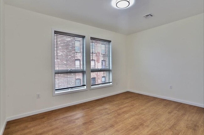 Building Photo - 143 Zabriskie St