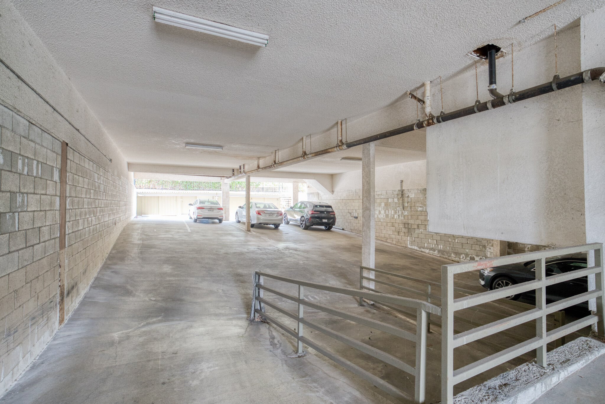 Building Photo - 839 S Holt Ave