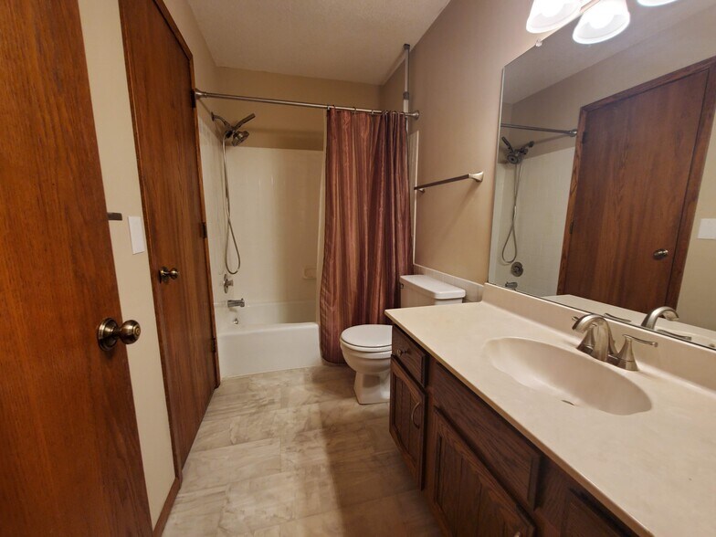 Building Photo - 2517 Cedar Hills Dr