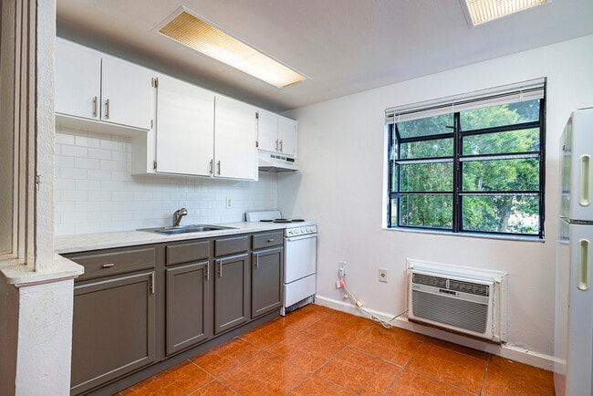 Building Photo - 2166 Bradford St