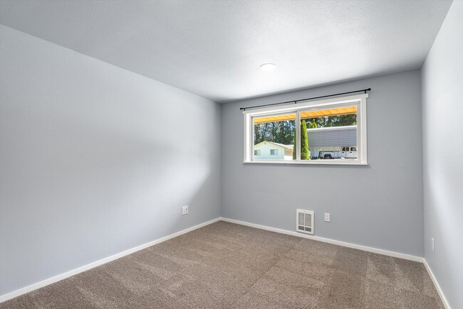 Building Photo - 3 Bed 2 Bath Fully Fenced Split Level Lake...