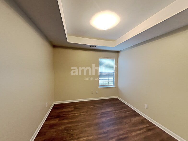 Building Photo - 119 Hidden Creek Dr