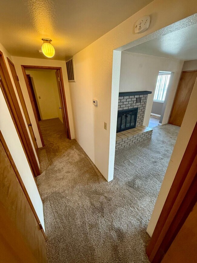 Building Photo - Welcome to this Charming 3 bedroom, 2 bath...