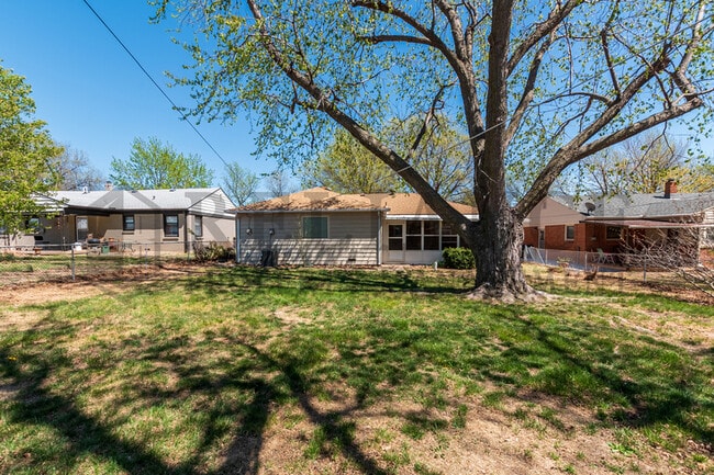 Building Photo - 1707 S Mission Rd