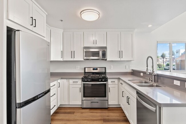 Building Photo - Well maintained two-story condo - Bright End Unit - Lease Terms Options Outlined in Description