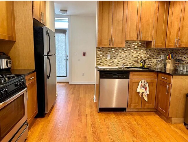 Building Photo - 408 Grand St