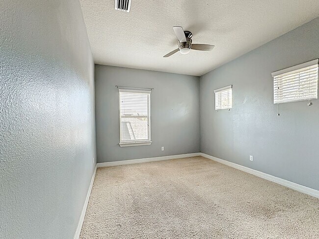 Building Photo - Executive Home with 5 bedrooms / four 1/2 ...