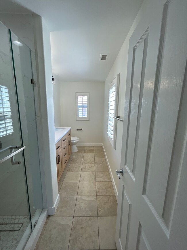 Building Photo - New! 3BD/2.5BA Two-Story Condo in Qual Hill Irvine! *MOVE-IN SPECIAL*