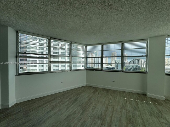 Building Photo - 905 Brickell Bay Dr