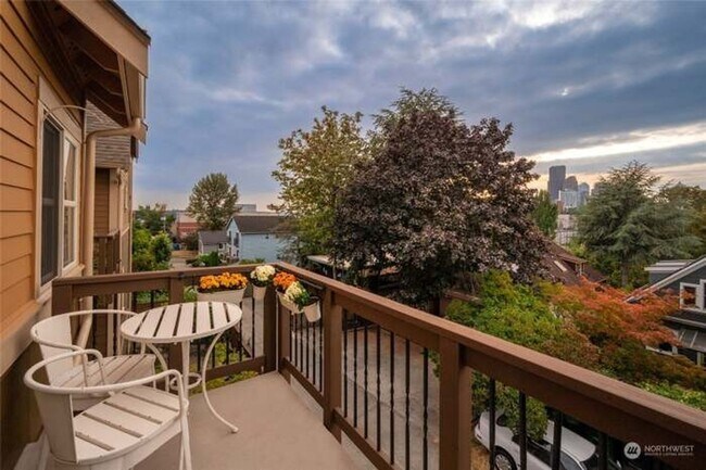 Building Photo - 3Bd/2.5Ba Seattle Townhouse