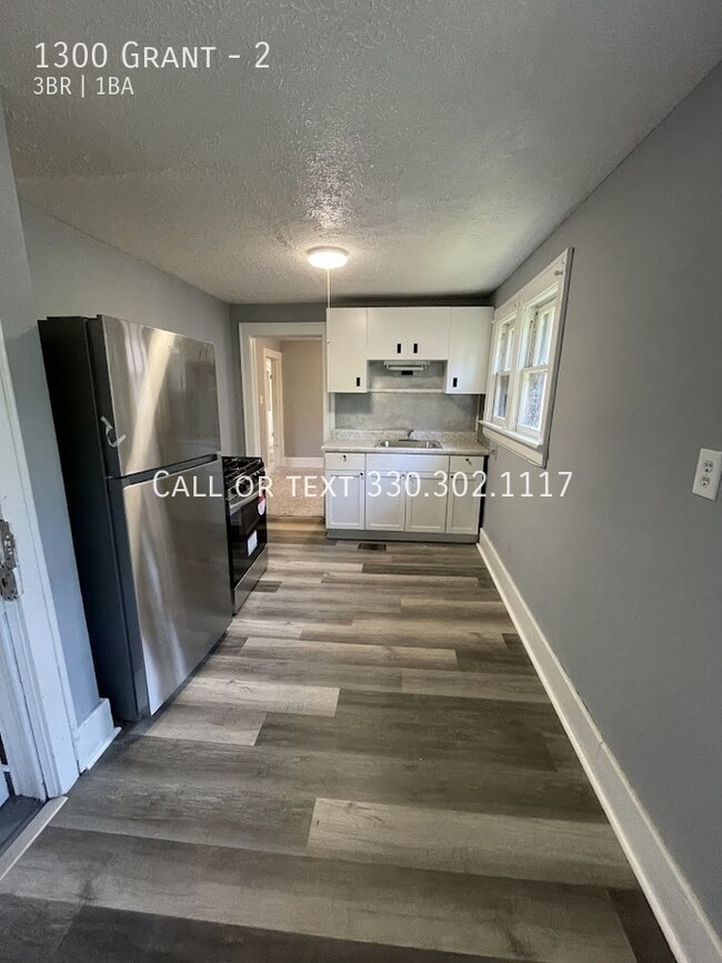 Building Photo - Second level Three bedroom One bathroom ap...