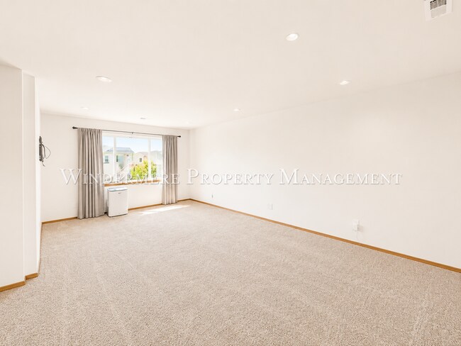 Building Photo - Bright and spacious home close to ferries, PSNS and recreational activities!