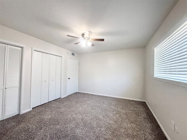 Building Photo - 321 E Cedar St