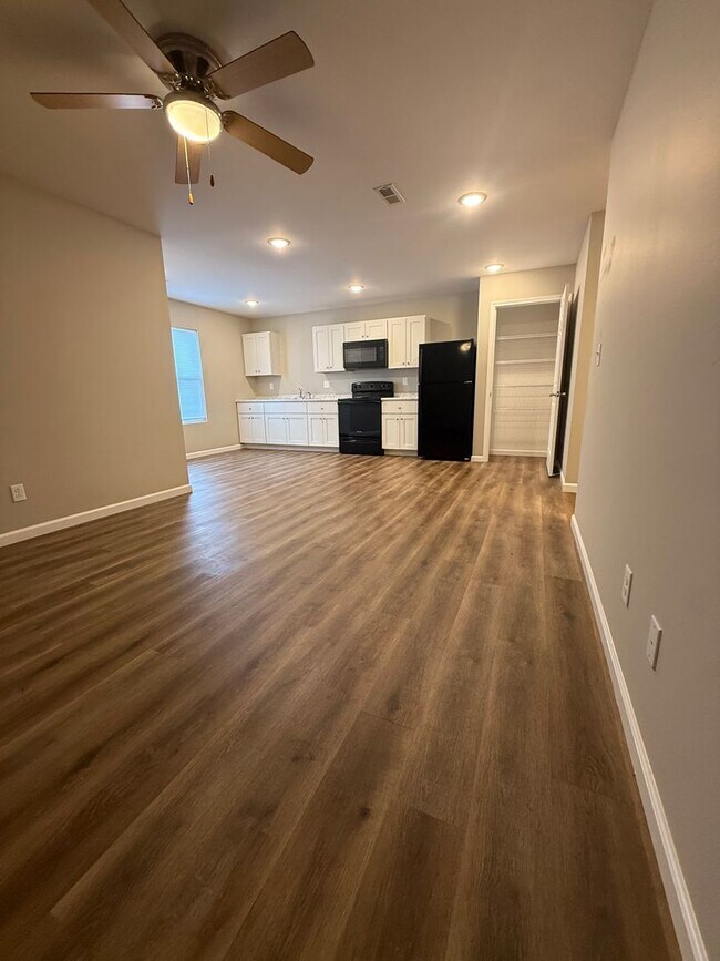 Building Photo - 2 Bedroom 1 Bathroom Apartment in Jackson, MO