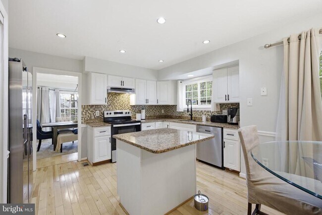 Building Photo - 8664 Pohick Forest Ct
