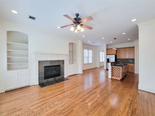 Building Photo - 704 E 9th St