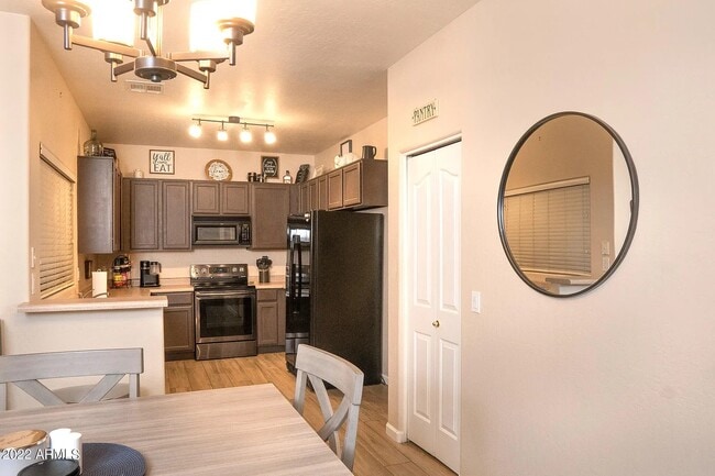 Building Photo - 1015 S Val Vista Dr