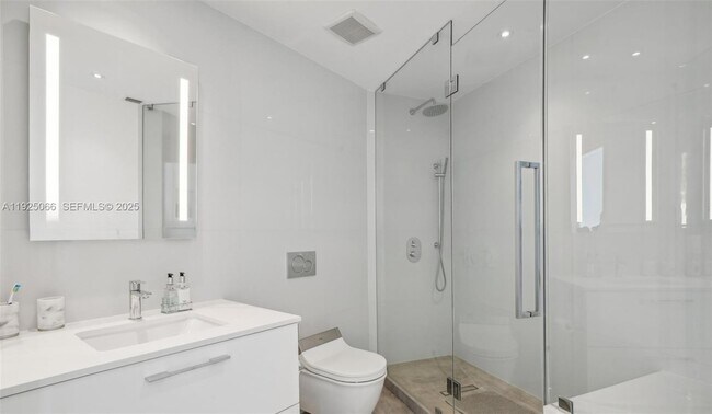 Building Photo - 300 South Pointe Dr