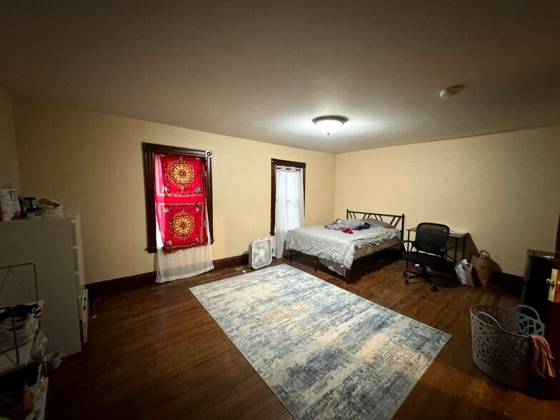 Building Photo - 195 College Ave