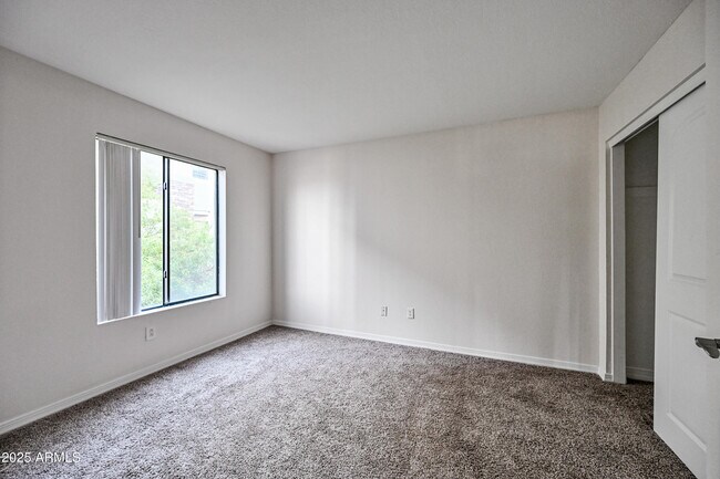Building Photo - 2025 E Campbell Ave