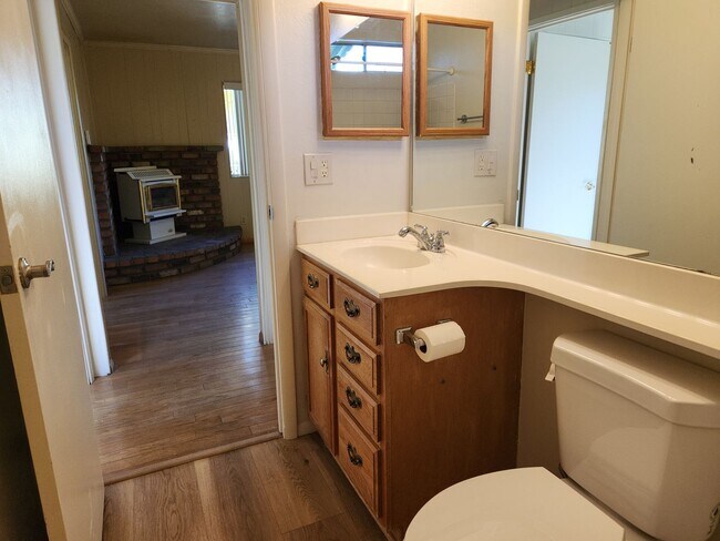 Building Photo - 2 Bed / 1 Bath with Oversized single car garage