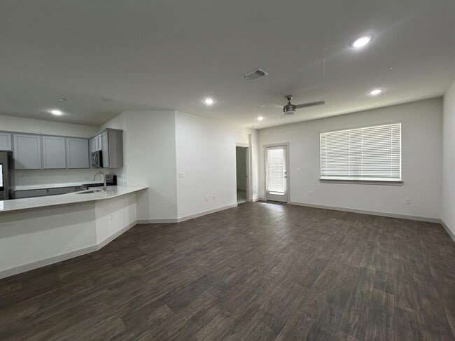 Building Photo - 3001 Egan Dr