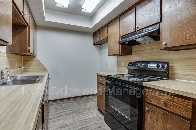 Building Photo - 6004 Paramount Dr