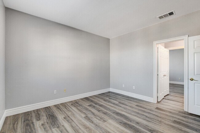 Building Photo - MASSIVE 5 BEDROOM, 2 STORY HOME IN DESIRABLE RHODES RANCH GOLF COURSE COMMUNITY!