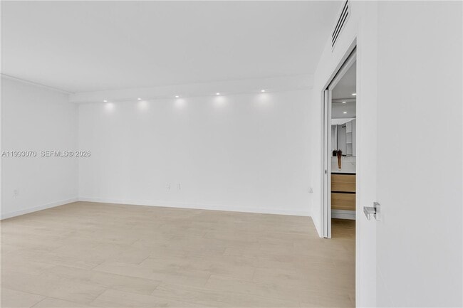 Building Photo - 20100 W Country Club Dr