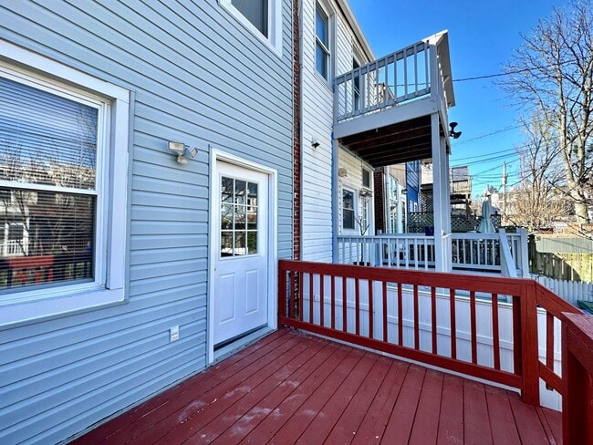 Building Photo - Charming 3 Bedroom/2.5 Bathroom Townhome in Hampden!